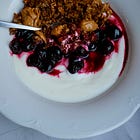 Granola de frigideira na cumbuca de iogurte