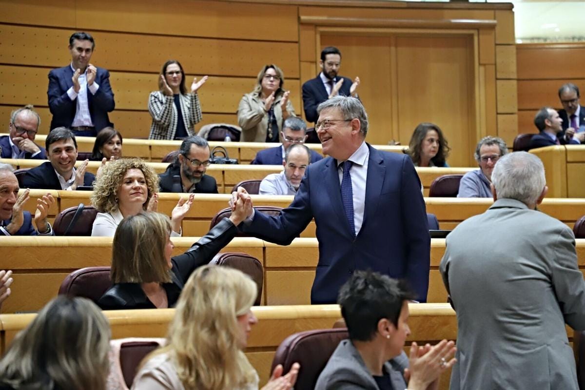 Puig es aplaudido por la bancada socialista, ayer en el Senado. SENADO . PLENOS . SENADOR XIMO PUIG