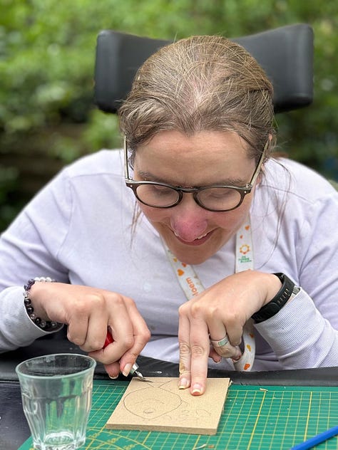 verschillende foto's van familie in een tuin tijdens een creatieve workshop
