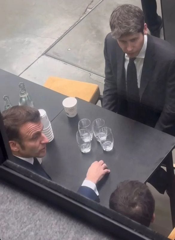 На столе у пацанов четыре стеклянных стакана и восемь пластиковых. Это явно глубокий символизм, осталось только понять – про что... На столе у пацанов четыре стеклянных стакана и восемь пластиковых. Это явно глубокий символизм, осталось только понять – про что...