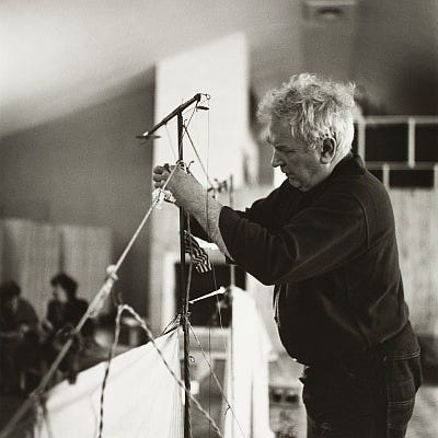 Calder met zijn Cirque Calder Trapez 1951.
