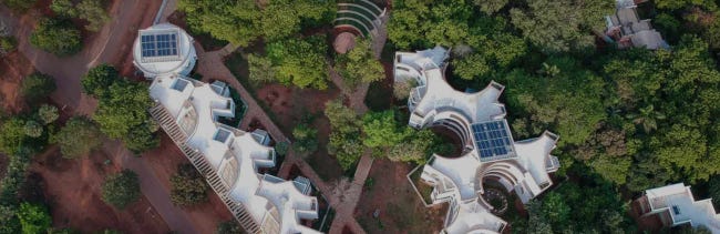 Une résidence privée ondulée, blanche et surmontée de panneaux solaires, entourée d'arbres : le futur qu'on nous avait promis