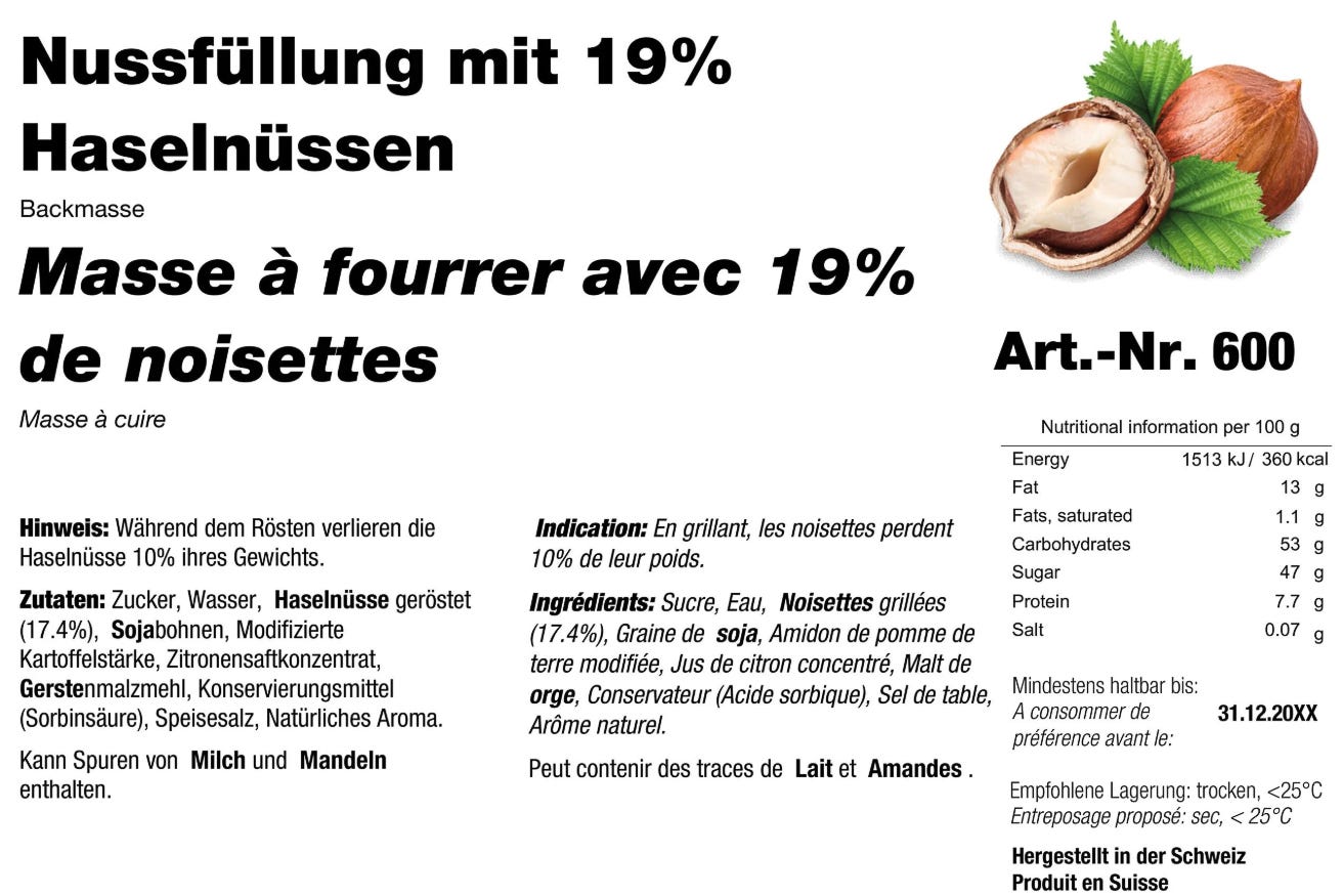 Produktdatenblatt für eine industriell hergestellte Nussfüllung mit 19 Prozent Haselnüssen zur Verwendung in Backwaren wie Nussgipfeln. Das Etikett trägt die Bezeichnung «Nussfüllung mit 19 % Haselnüssen» und zeigt eine Haselnuss-Abbildung. Aufgeführt sind Zutaten wie Zucker, Wasser, geröstete Haselnüsse (17,4 %), Sojabohnen, modifizierte Kartoffelstärke, Zitronensaftkonzentrat, Gerstenmalzmehl, Konservierungsmittel und natürliches Aroma.