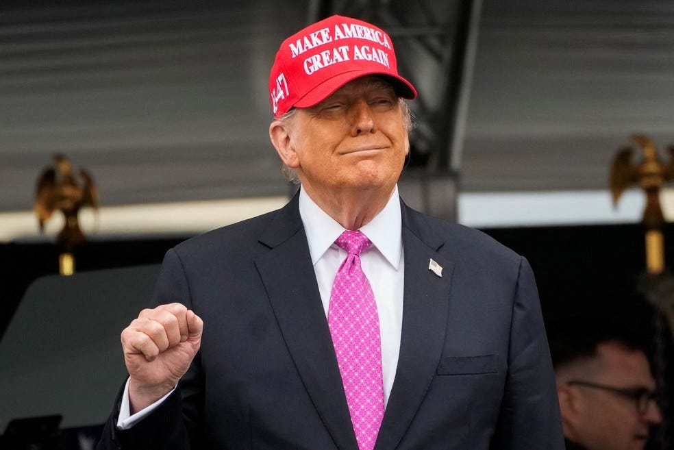 Boné com o slogan de Trump — Foto: Eduardo Munoz/Reuters