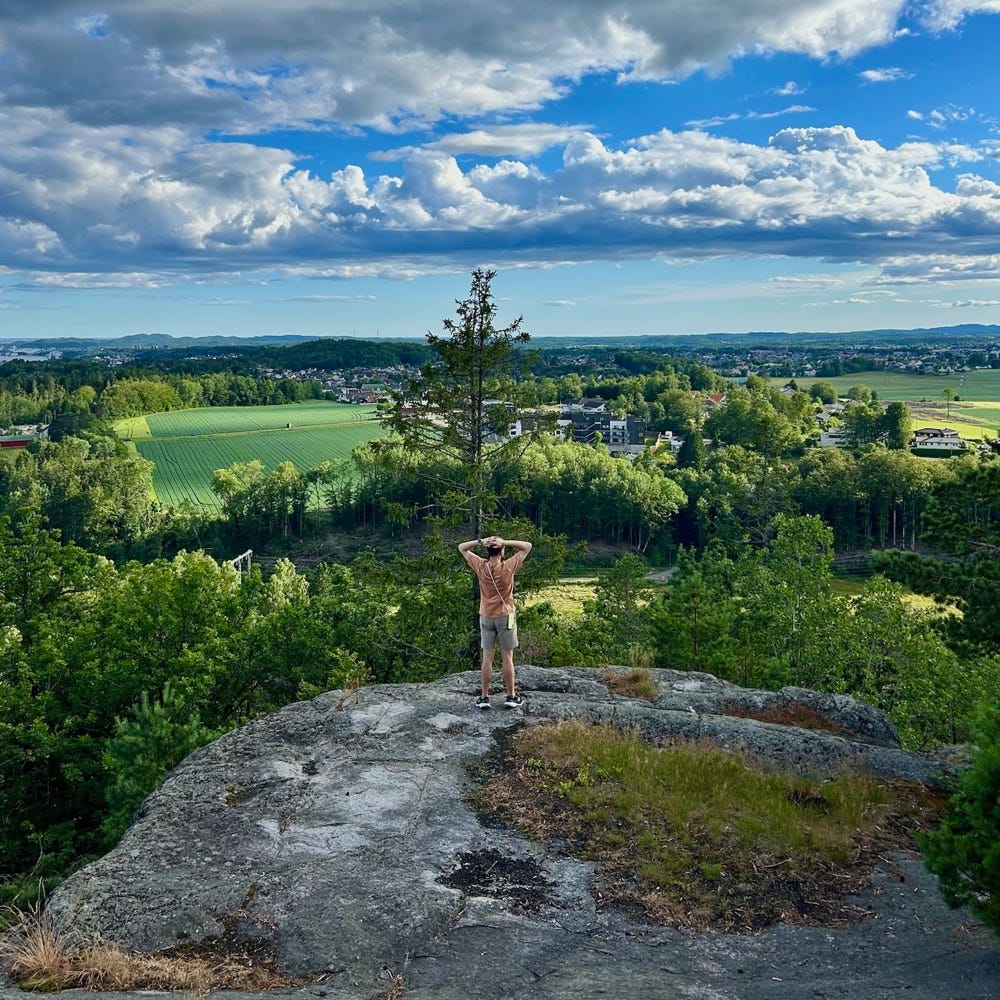 Na zdjęciu stoję na skale jednej z gór w okolicy norweskiego Sandefjord.