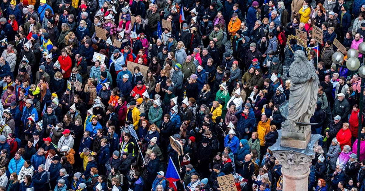 Nekončí nám demokracie. Končí politika