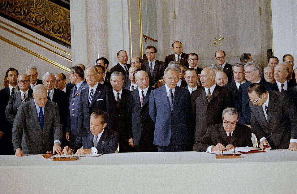 File:Richard Nixon and Leonid Brezhnev sign ABM treaty and SALT agreement in Moscow.jpg