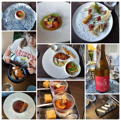 des assiettes de nourriture dans des restaurants