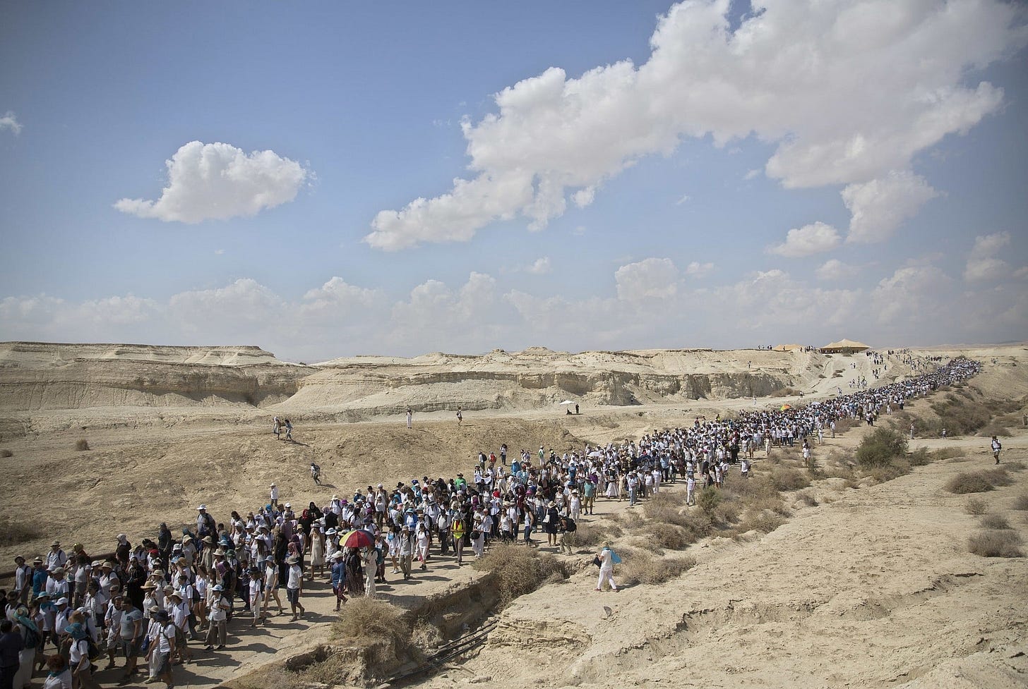 Femmes israéliennes et palestiniennes à une marche de « Women Wage Peace », près de la mer Morte, octobre 2017 Femmes israéliennes et palestiniennes à une marche de « Women Wage Peace », près de la mer Morte, octobre 2017