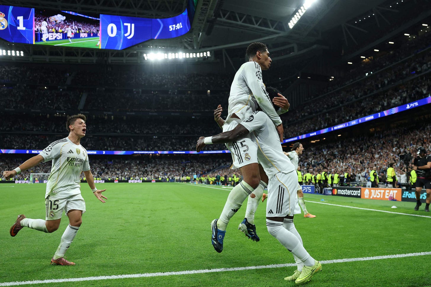 Bellingham festeja el gol del triunfo con Vinicius y Güler. Bellingham festeja el gol del triunfo con Vinicius y Güler.