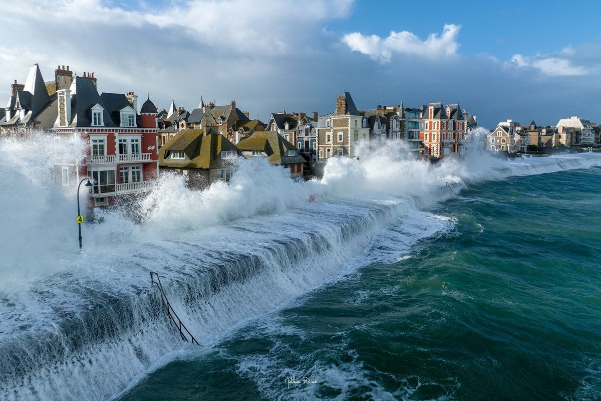 Photo montrant une enorme vague submergeant les quais de saint malo