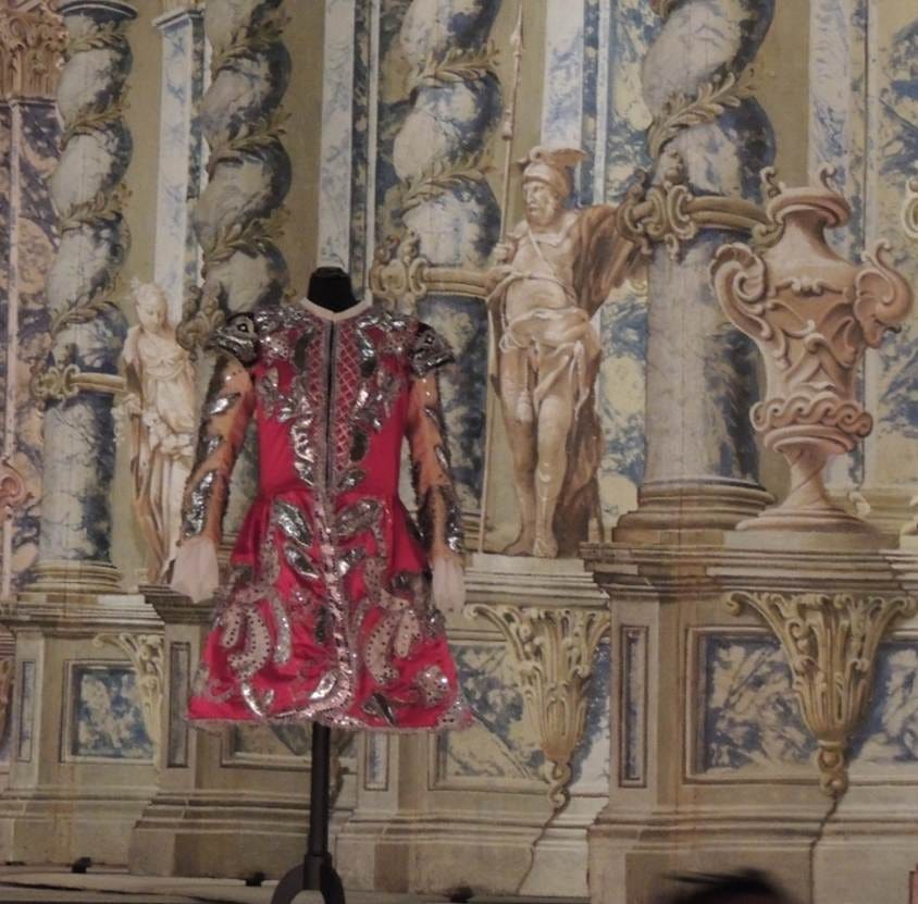 A mannequin on a stage

AI-generated content may be incorrect.