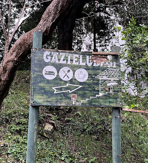 A variety of Basque typefaces with applications in public places: business signage, engraved in sculptures, on commercial products, street signs, plaques.