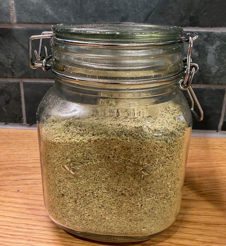 Preparation of powder stages from whole dried leaf to powder in a glass jar 