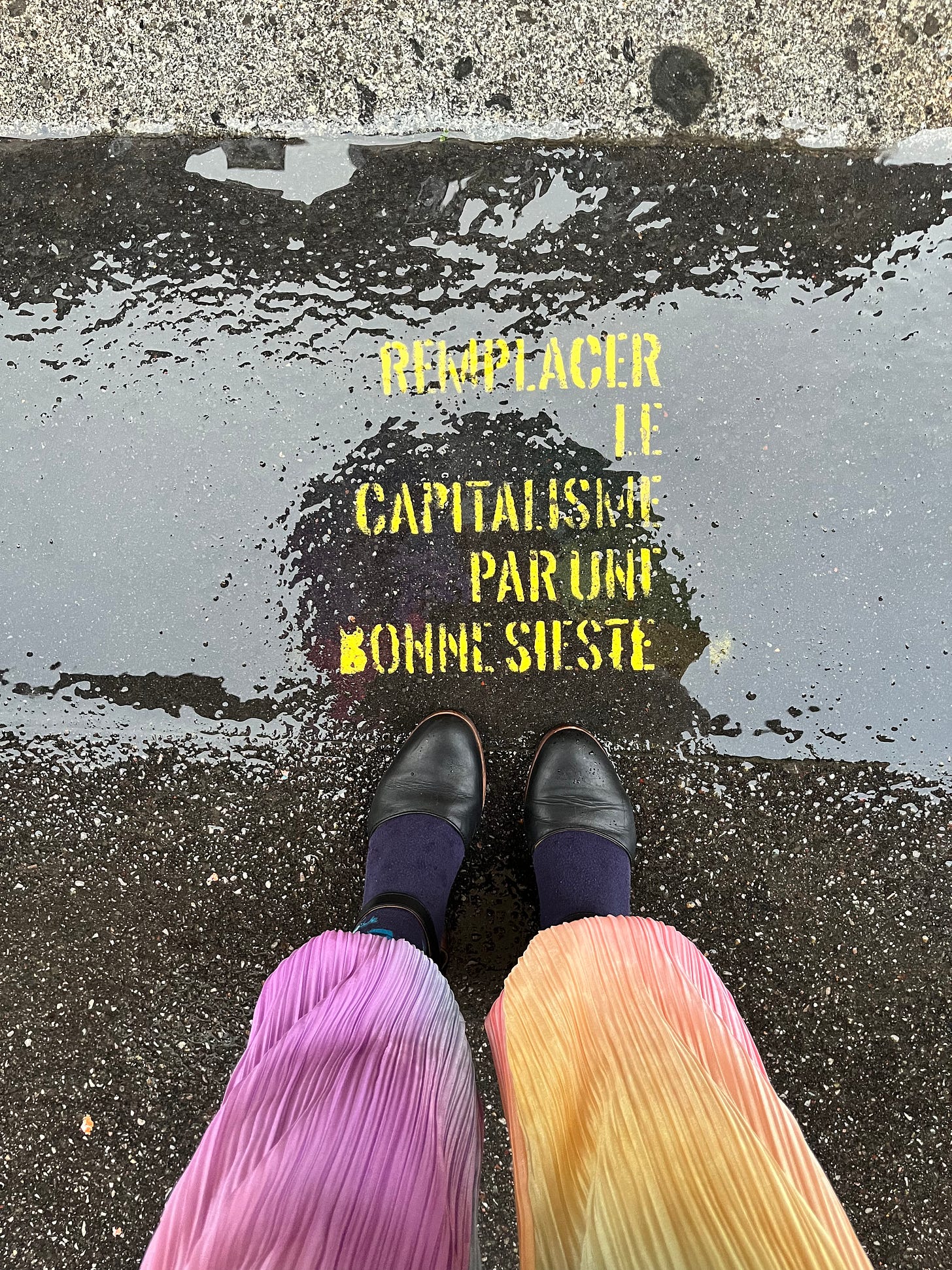 Parisian graffiti that says remplacer le capitalism par une bonne sieste