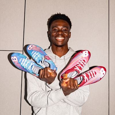 Bukayo Saka y Harvey Elliot: otros jóvenes futbolistas patrocinados por NB