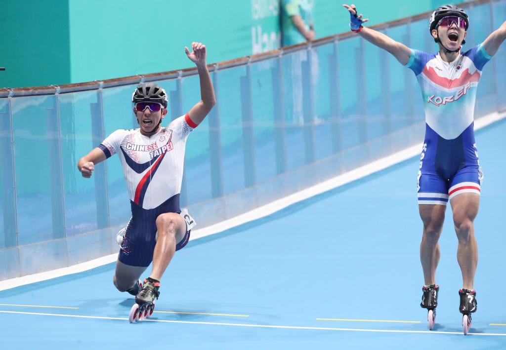 中華隊黃玉霖(左)在衝線時險勝，南韓鄭喆元(右)過早慶祝而痛失金牌。（毛琬婷攝）