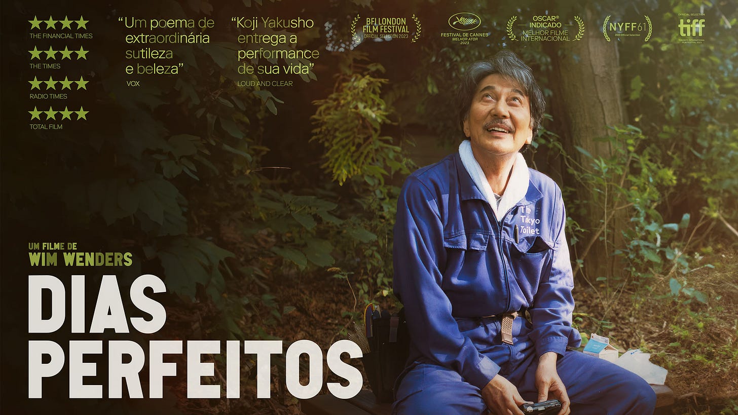 Cartaz do filme 'Dias Perfeitos' de Wim Wenders, com um homem sorrindo em um ambiente natural, vestindo um macacão azul, com destaque para críticas positivas e prêmios.