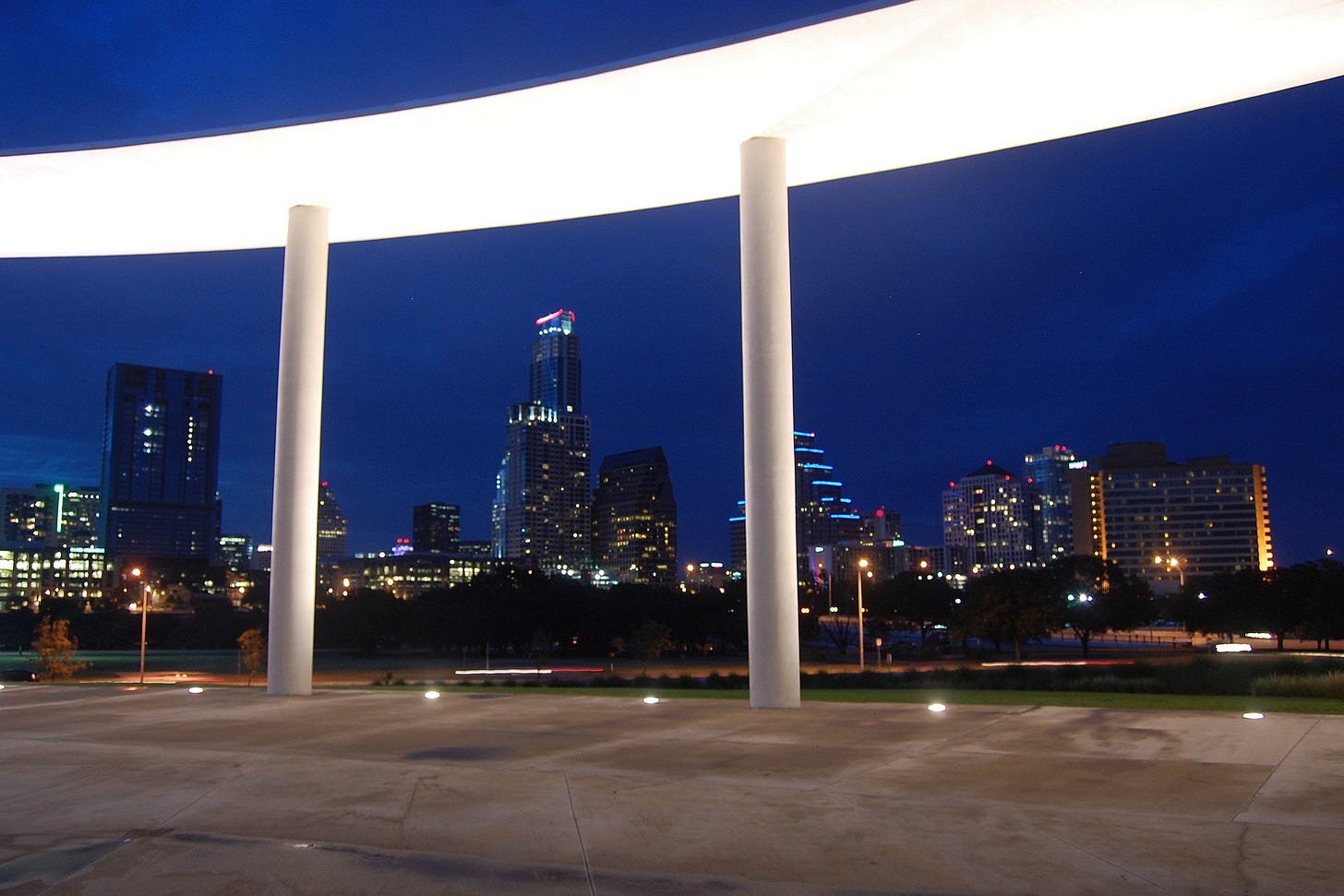 The downtown skyline framed by the Long Center's colonnade. Photo: LoneStarMike, CC BY-SA 3.0, via Wikimedia Commons