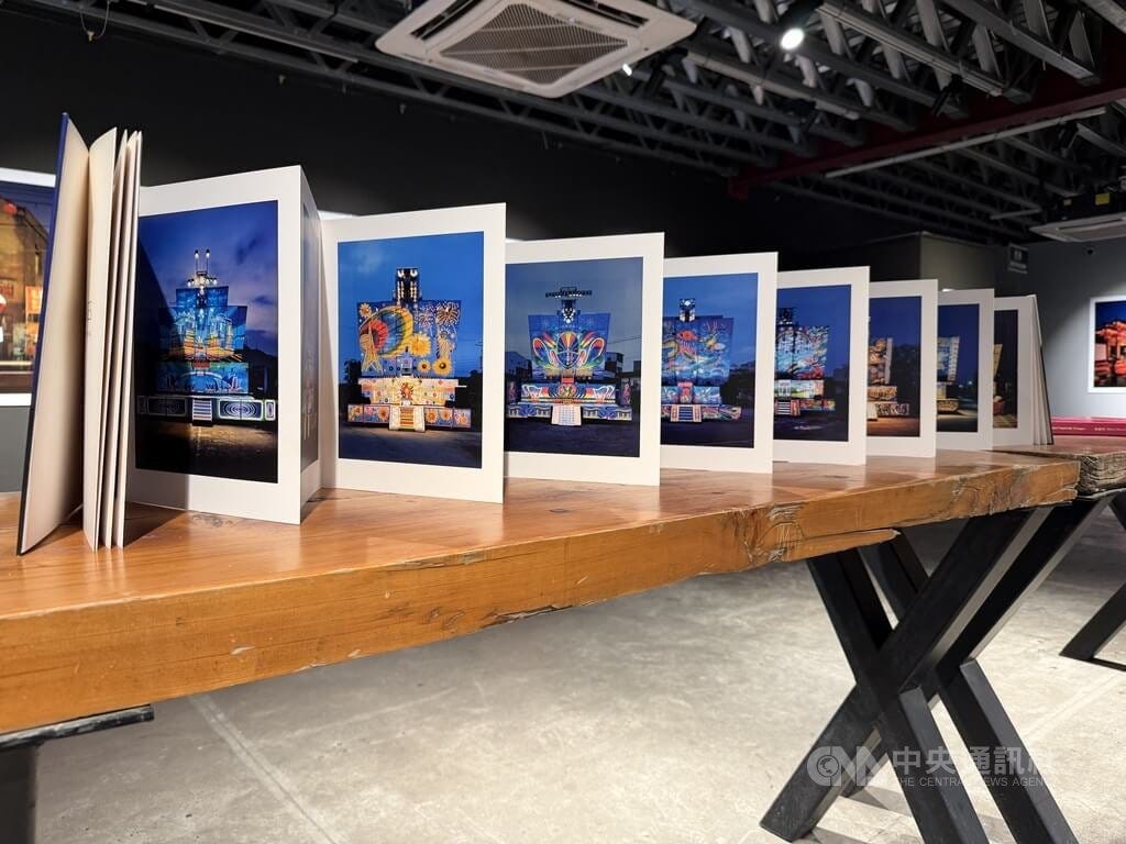 沈昭良 STAGE 作品在展場中的說明現場｜來源：中央社 / 李晉緯