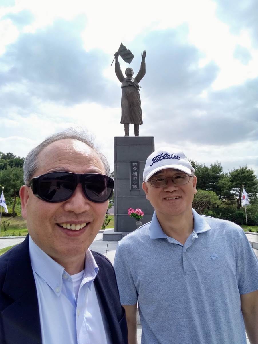 Two men taking a selfie in front of a statue

AI-generated content may be incorrect.