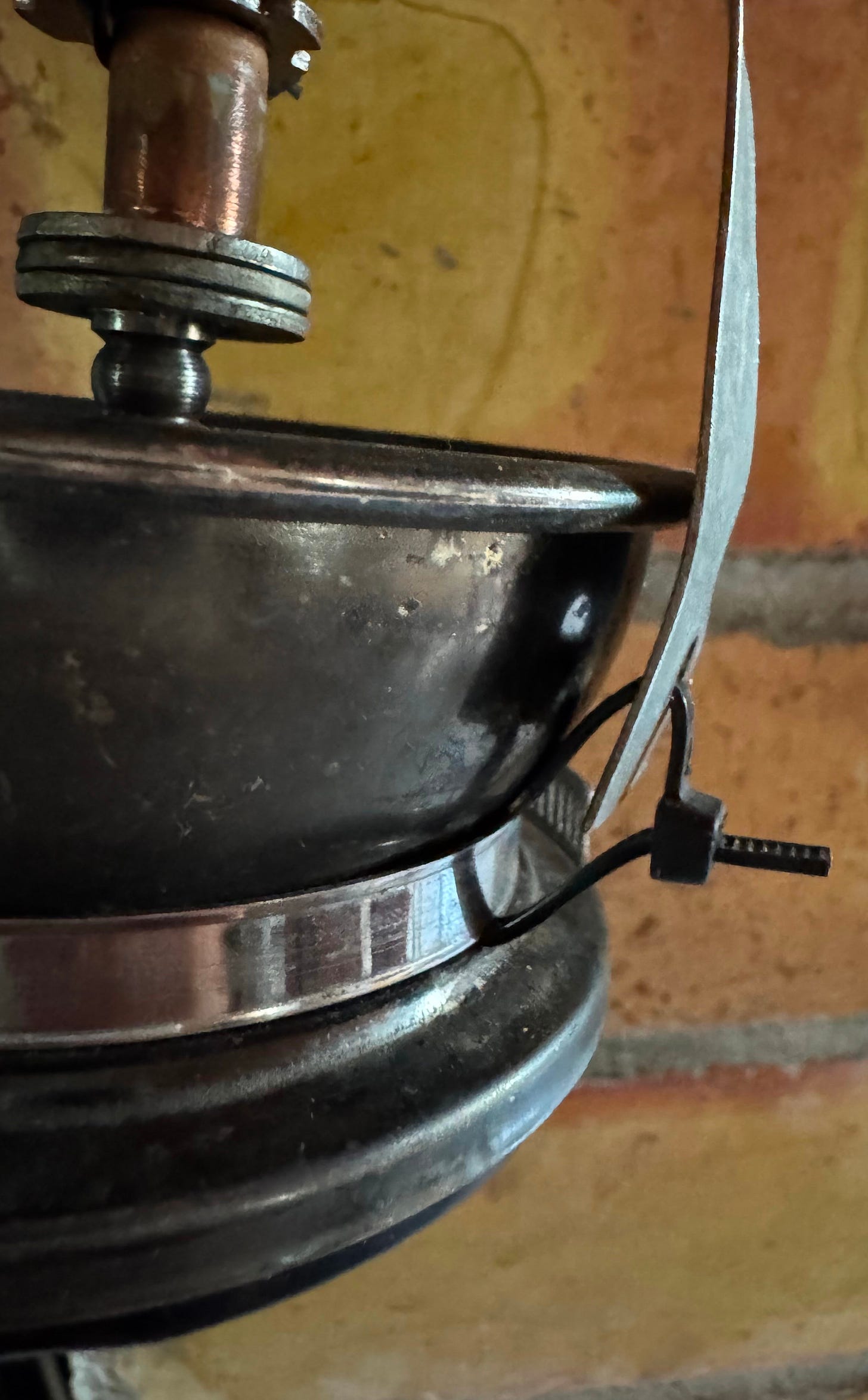 dettaglio fascetta collegata al lamierino