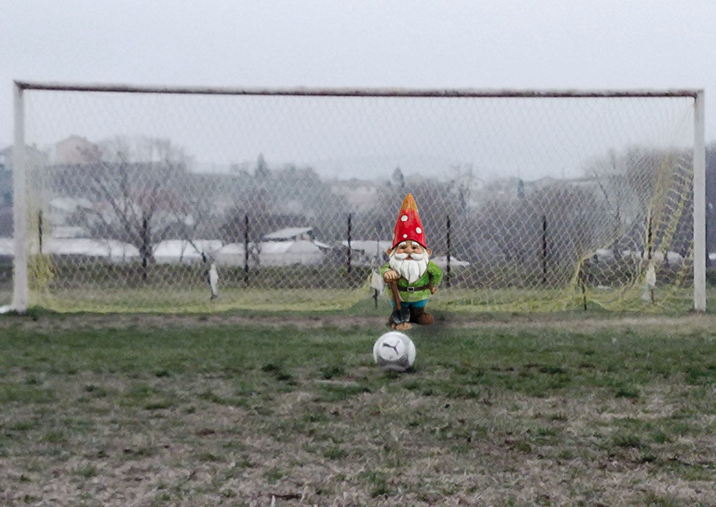 Gnomo de jardín en una portería de fútbol. No todo lo pequeño que un gnomo debería ser, pero aun pequeño