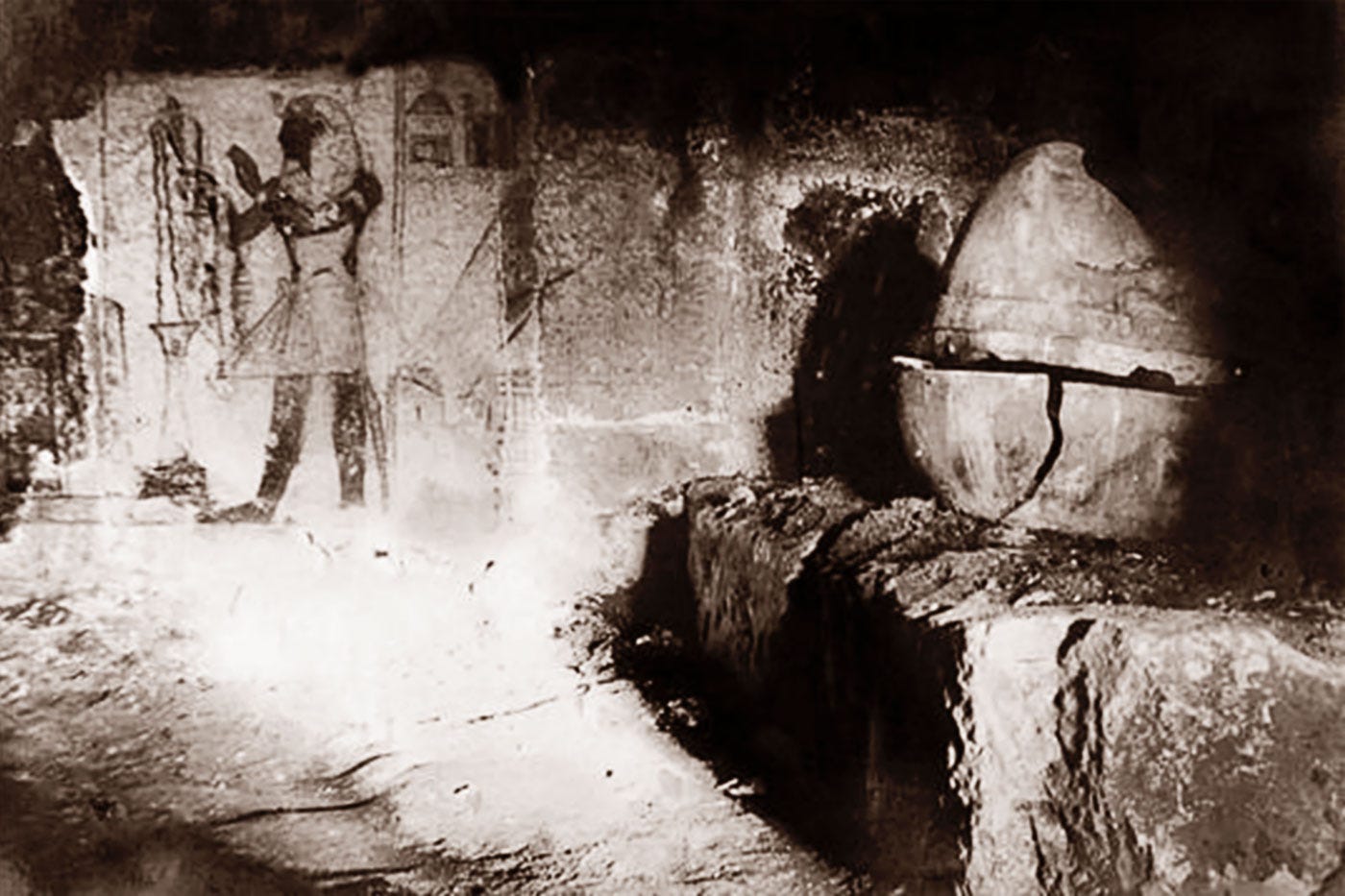 First view on the untouched solid silver falcon-shaped sarcophagus of Sheshonq II.
