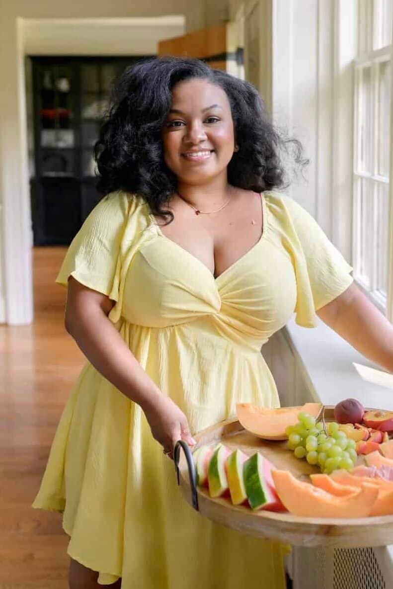 Eden Westbrook in a yellow dress with a try of fruit Eden Westbrook in a yellow dress with a try of fruit