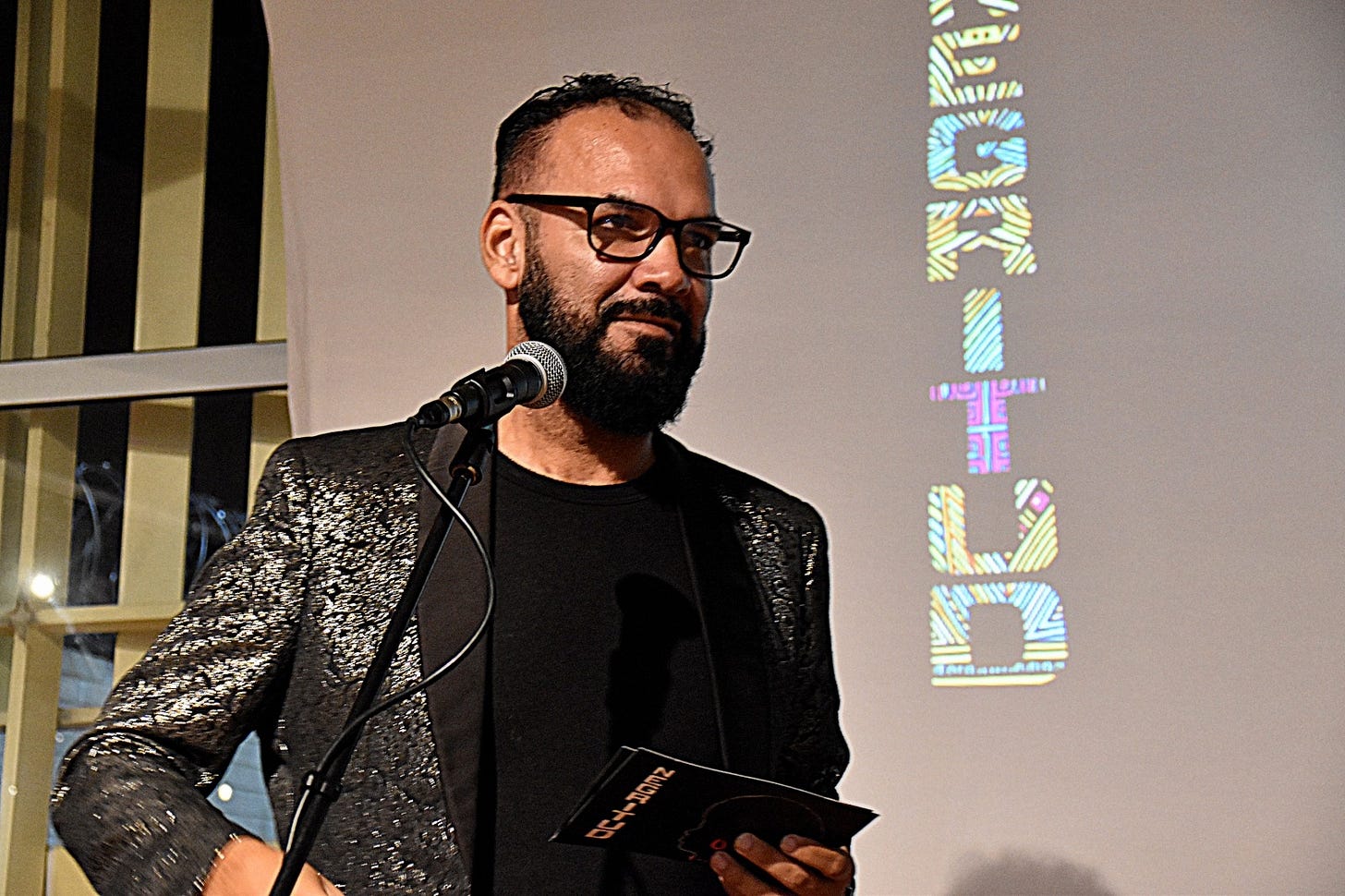 Puede ser una imagen de 1 persona, barba y texto