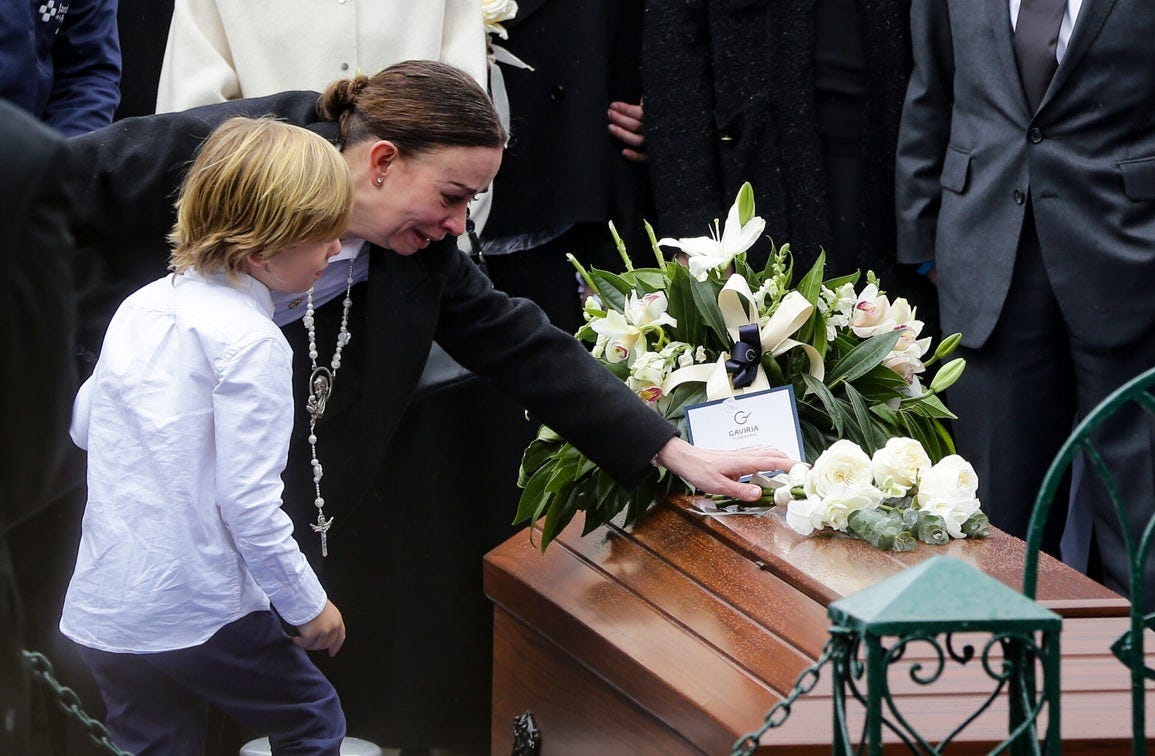 El féretro del senador Miguel Uribe Turbay llegó al Cementerio Central, donde fue sepultado en el corredor central junto a expresidentes y otras figuras políticas. El féretro del senador Miguel Uribe Turbay llegó al Cementerio Central, donde fue sepultado en el corredor central junto a expresidentes y otras figuras políticas.