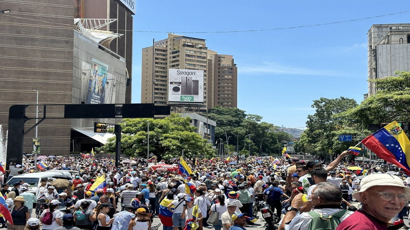 La manifestación convocada por la oposición al régimen en todo el mundo ya cuenta con miles de personas en Caracas La manifestación convocada por la oposición al régimen en todo el mundo ya cuenta con miles de personas en Caracas