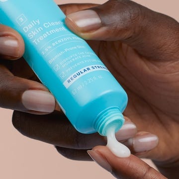 Regular Strength Daily Skin Clearing Treatment with 2.5% Benzoyl Peroxide
