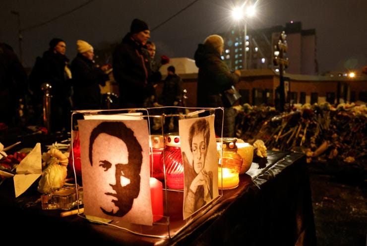 Portraits of late Russian opposition politician Alexei Navalny and journalist Anna Politkovskaya are seen, as people visit Navalny's grave following his funeral at the Borisovskoye Cemetery in Moscow, Russia, March 1. Reuters-Yonhap