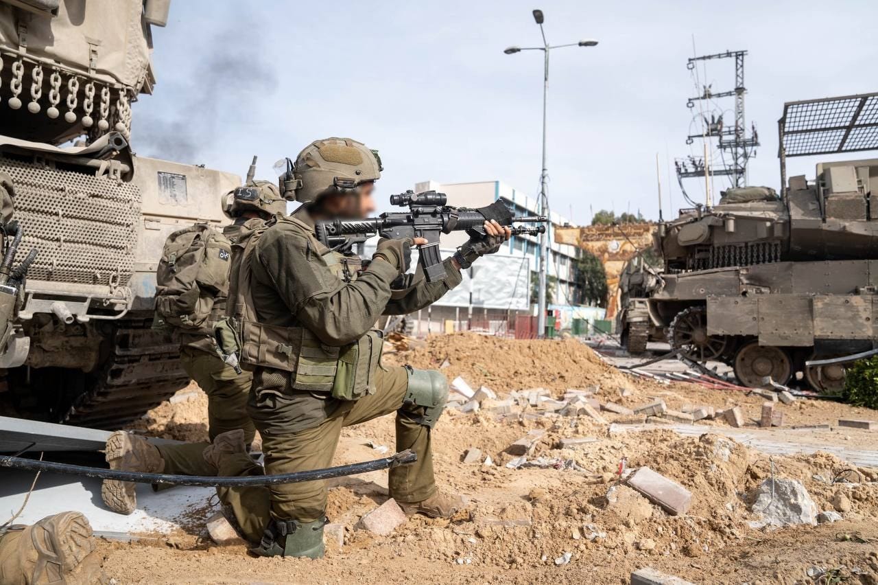 IDF sharpshooter using ACOG in Gaza 2023.jpg (Credit: IDF Spokesperson's Unit photographer / CC BY-SA 3.0)