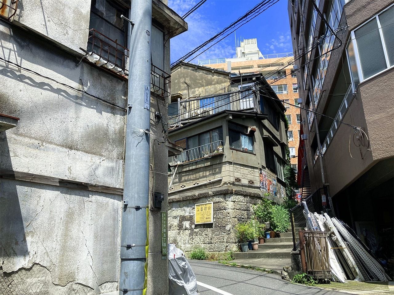 This Shōwa-era Tokyo townscape can be found only a short walk from Ōtsuka Station. (© Gianni Simone)