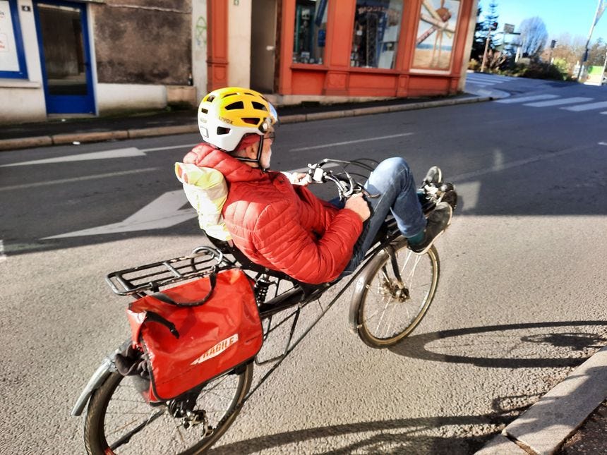Dans sa sacoche rouge, Vincent Berthelot transporte des messages "importants mais pas urgents"