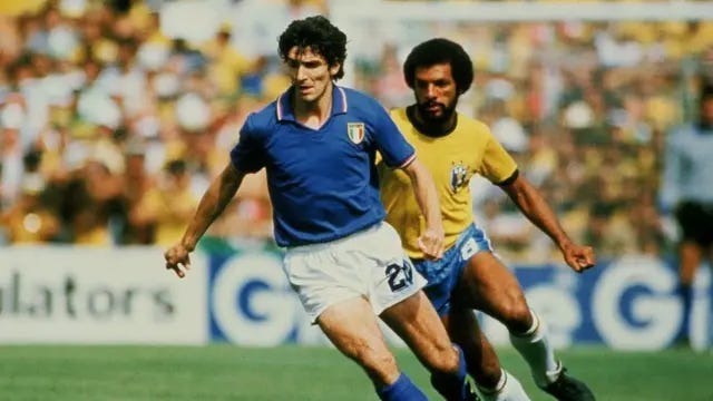 Paolo Rossi compite por la pelota con Leovegildo Lins da Gama Júnior, de Brasil