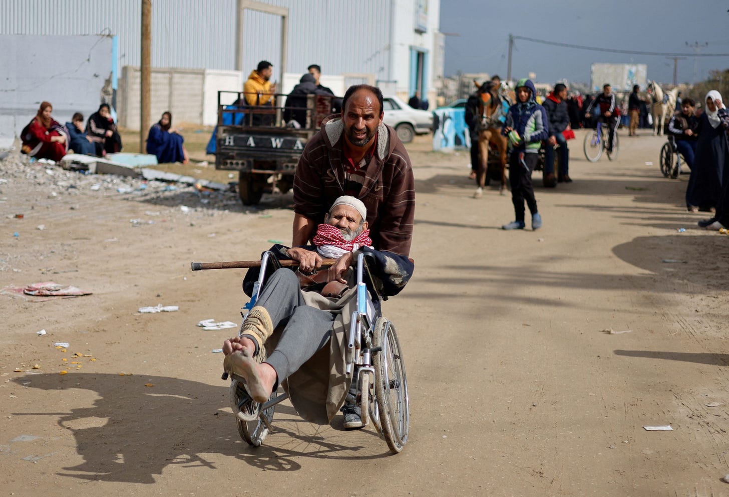 Palestinian patients arrive in Rafah after they forced out from Nasser hospital in Khan Younis by Israeli troops 15 February 2024 (Reuters/Mohammed Salem)