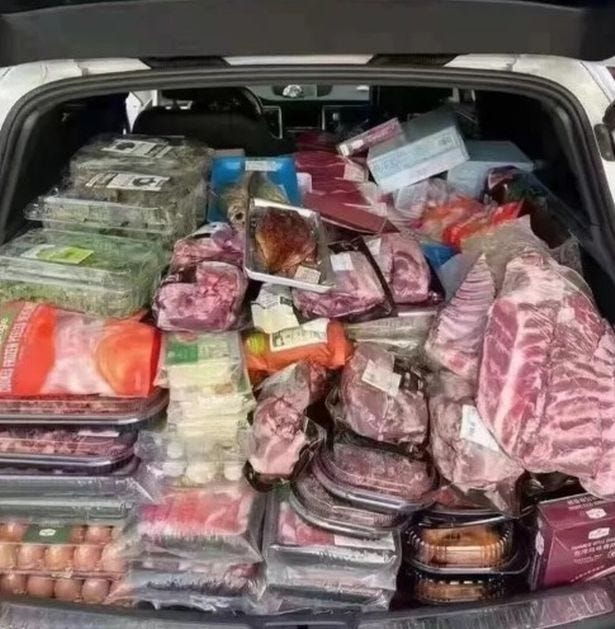 Images of cars packed with supplies and huge crowds on shopping streets flooded Weibo Images of cars packed with supplies and huge crowds on shopping streets flooded Weibo