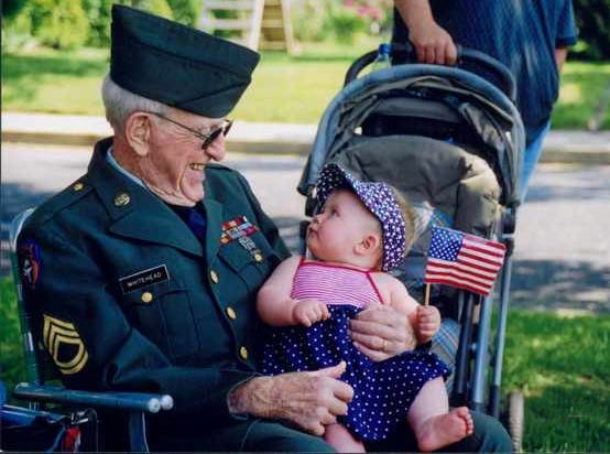 https://upload.wikimedia.org/wikipedia/commons/6/68/US_Army_50752_CO_commends_centenarian%2C_veteran_for_lifetime_of_service_to_nation.jpg