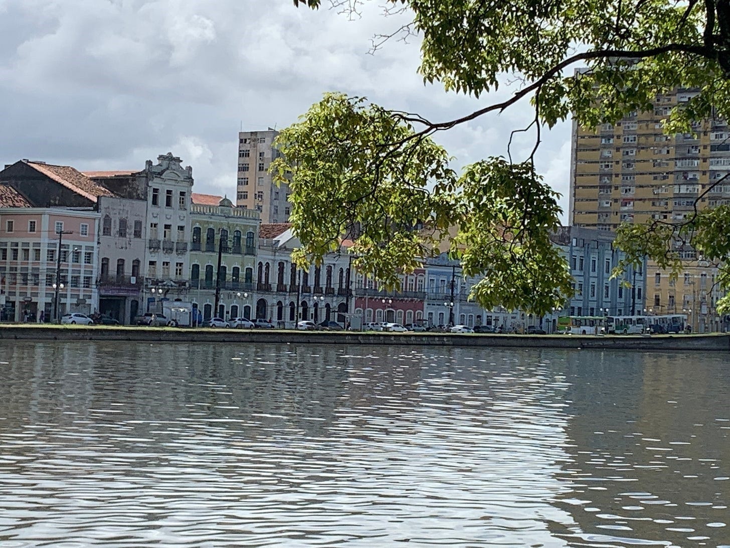 Casa em frente a água

Descrição gerada automaticamente