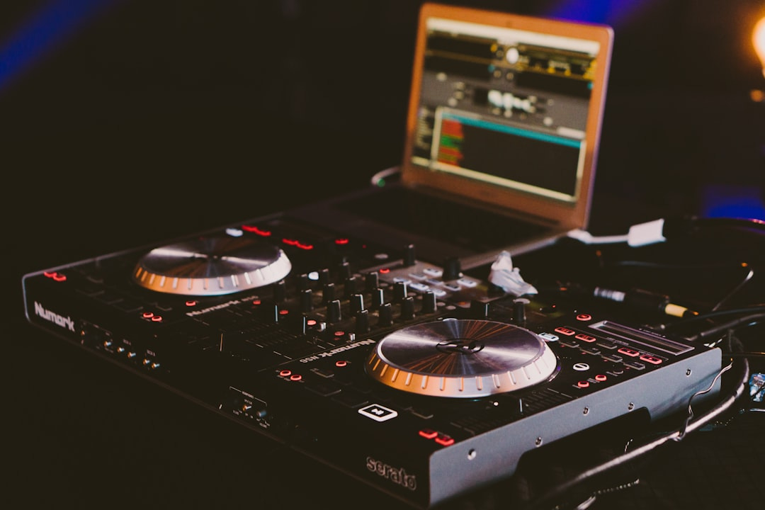 <p>Photo by <a href="https://unsplash.com/@gabebarletta?utm_source=storipress&utm_medium=referral&utm_campaign=api-credit">Gabriel Barletta</a> / <a href="https://unsplash.com/?utm_source=storipress&utm_medium=referral&utm_campaign=api-credit">Unsplash</a></p> virtual dj
