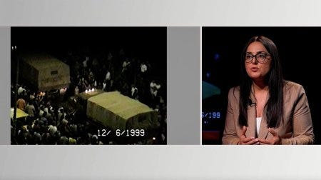 NOtre héroïne du jour, maintenant adulte, à côté d'un écran diffusant son travail historique