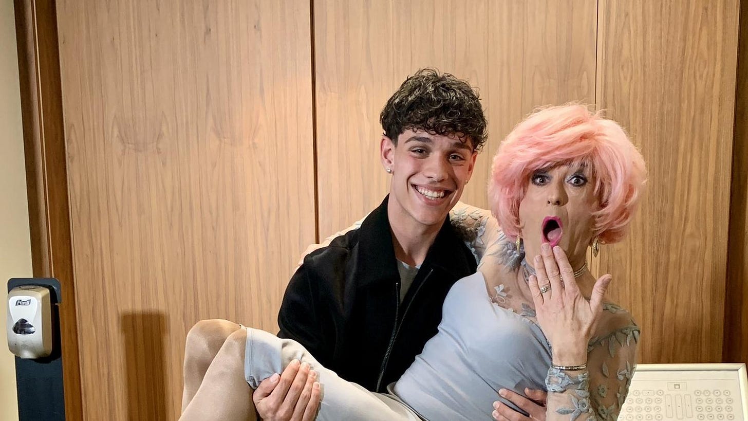 Barça: insultos homófobos contra Héctor Fort por fotografiarse con una activista  LGBTI