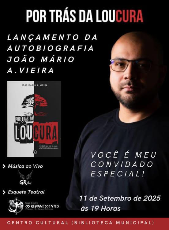 #descrevemospravocê  A imagem divulga o lançamento da autobiografia Por Trás da Loucura, escrita por João Mário A. Vieira. O evento acontece no dia 11 de setembro de 2025, às 19 horas, no Centro Cultural (Biblioteca Municipal). A programação contará com música ao vivo, apresentada pelo grupo GR Arte, e uma esquete teatral encenada pelo grupo Os Remanescentes. O convite é feito de maneira direta com a frase “Você é meu convidado especial!”, destacando o caráter afetivo e pessoal do evento.  O fundo da imagem é predominantemente preto, com destaque para o autor, que aparece no lado direito da imagem. Ele tem pele parda, barba cheia e usa óculos de armação escura. Veste uma camiseta preta e está de frente, olhando para a câmera com expressão séria. À esquerda, vemos a capa do livro, dividida ao meio em preto e branco. Sobre ela, está o título Por Trás da Loucura, com a palavra “Loucura” em letras vermelhas. Acima do título, há a silhueta de uma árvore preta com raízes expostas, e do lado vermelho, um traçado que remete a galhos ou nervuras. Os elementos textuais estão organizados em letras brancas, com destaque para a palavra “Loucura” em vermelho. Na parte inferior da imagem, uma faixa vermelha contém o texto “Centro Cultural (Biblioteca Municipal)” em letras brancas. Os ícones dos grupos artísticos aparecem próximos às informações de suas respectivas participações.