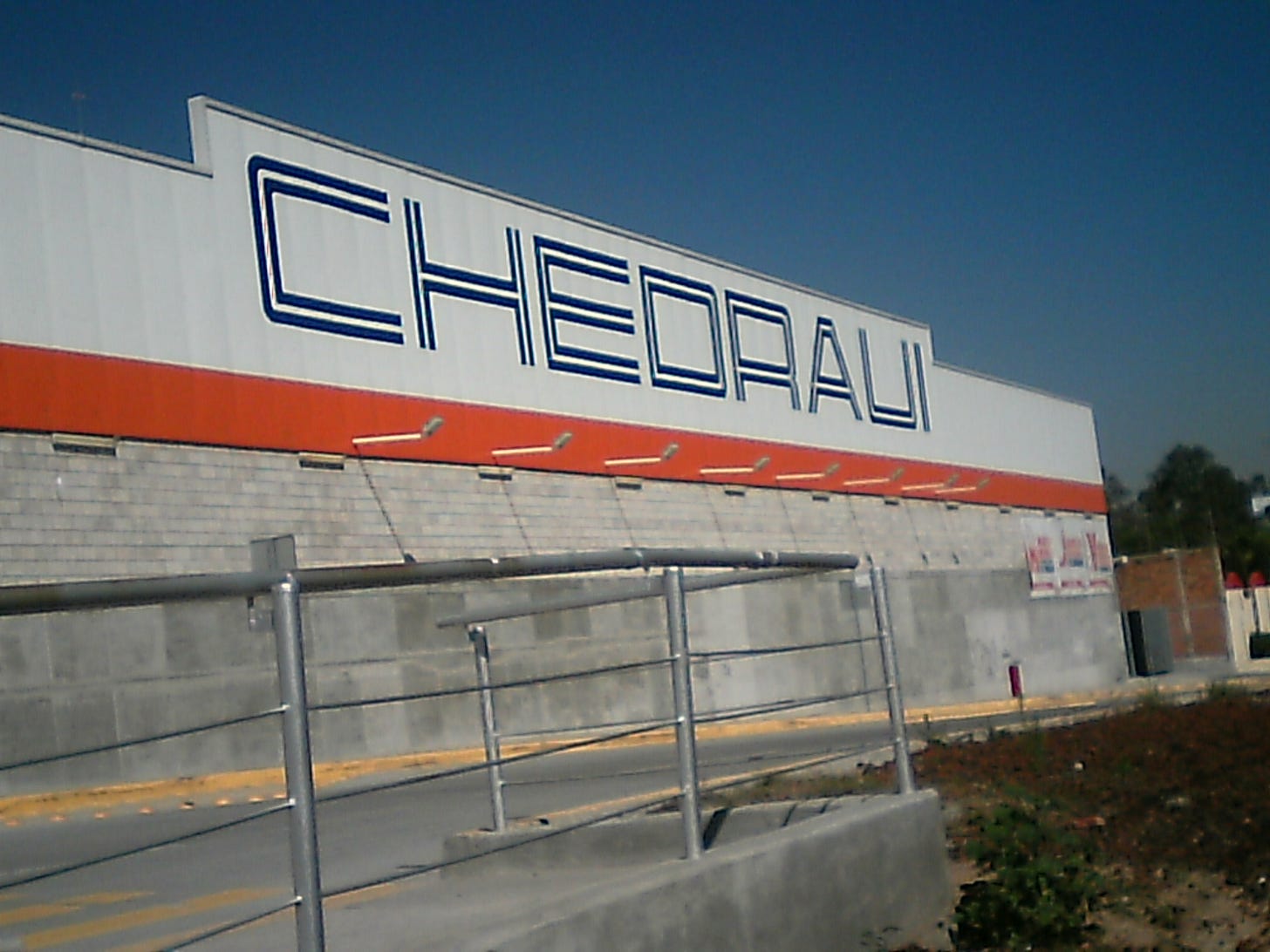 File:CHEDRAUI.JPG - Wikimedia Commons