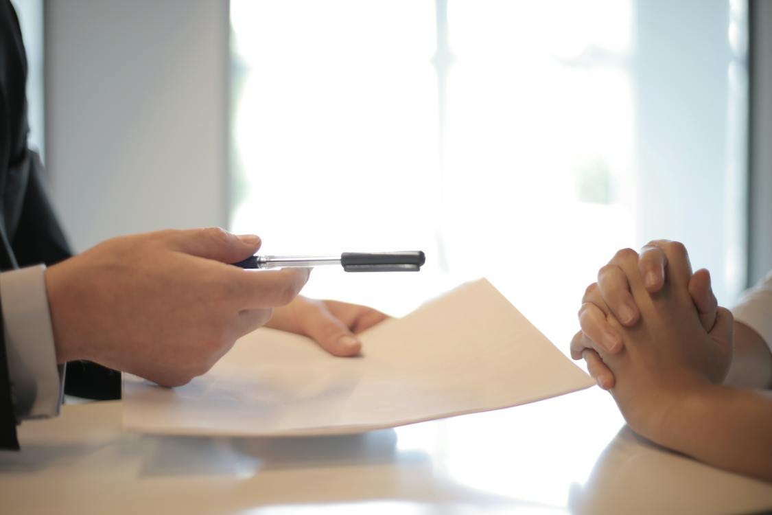 Gratis Empresario De Cultivos Dando Contrato A Mujer Para Firmar Foto de stock