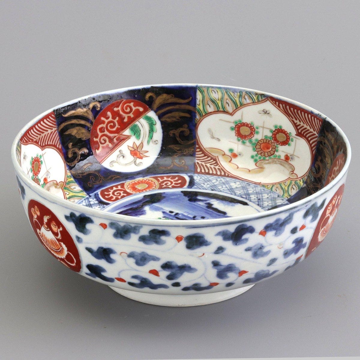 Vividly decorated Japanese serving bowl Vividly decorated Japanese serving bowl