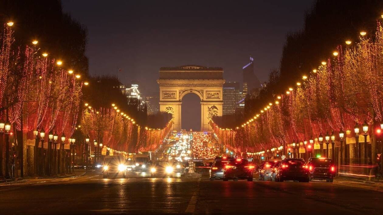 Il est conseillé d’arriver tôt entre la place de la Concorde et l’Arc de Triomphe pour bien se positionner et admirer le feu d’artifice de huit minutes.